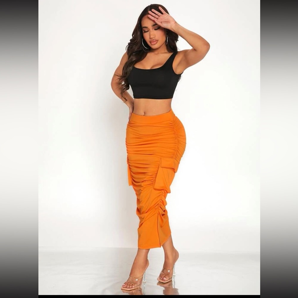 Slim fitting cargo style skirt